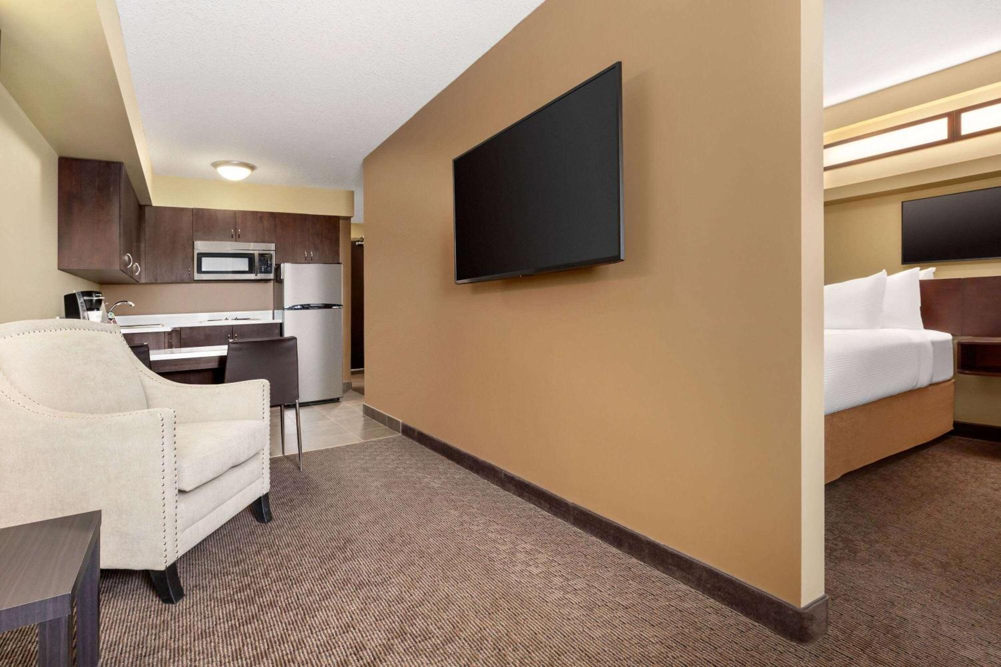 Microtel Inn And Suites By Wyndham Weyburn Eksteriør billede